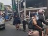 Polri Bersama Masyarakat Anggota Satlantas Bulukumba Bantu Seorang Nenek Nyeberang Jalan
