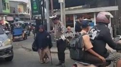 Polri Bersama Masyarakat Anggota Satlantas Bulukumba Bantu Seorang Nenek Nyeberang Jalan