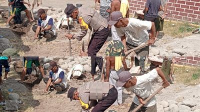 Setelah Bantu Pasang Atap Masjid, Aiptu Jusman Kembali Ikut Gotong Royong Bangun Teras Masjid